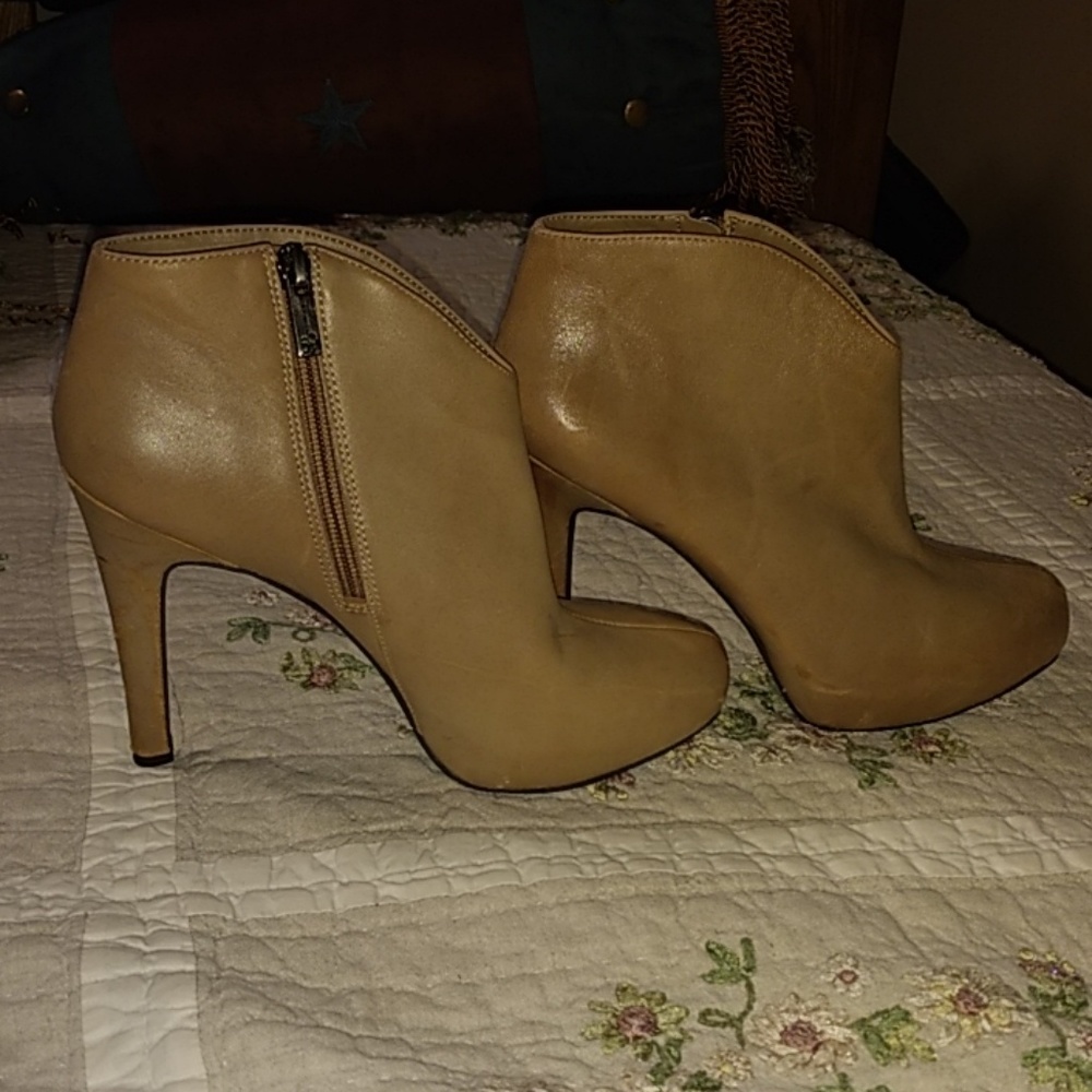 Gently worn 6" booties 8.5M